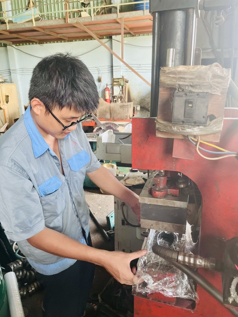 Loading the coffee-ground mixture into the press