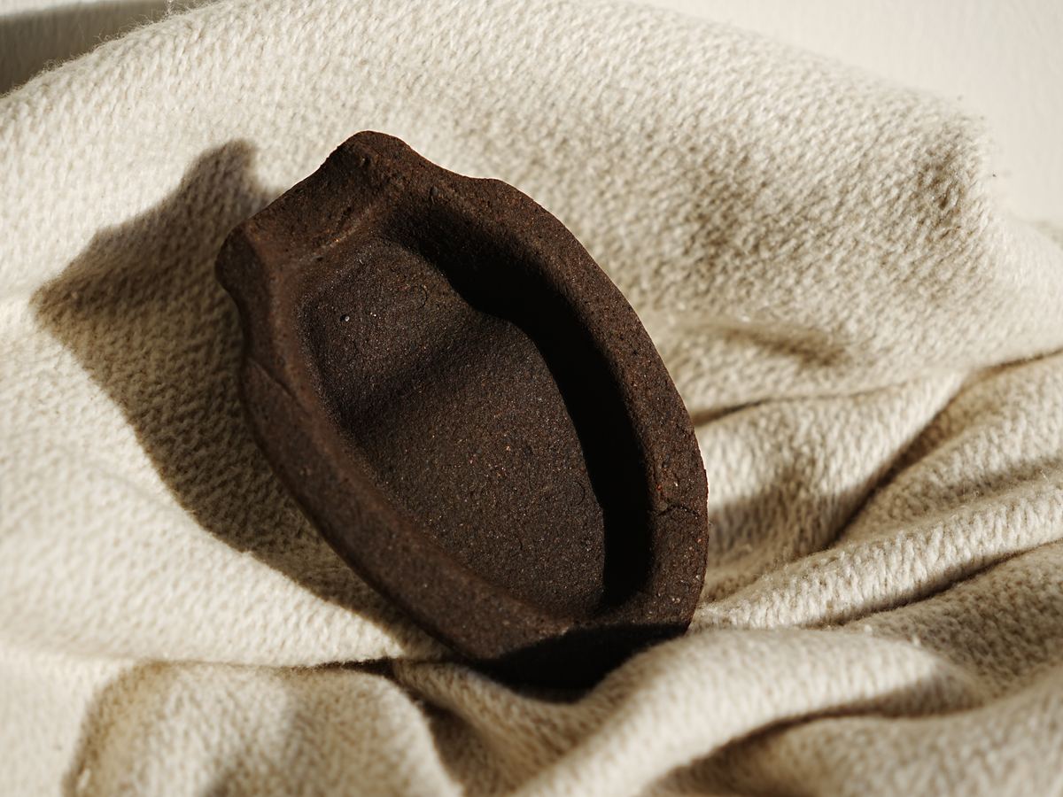 The hollow underside of a moulded Kahyve shoe tree
